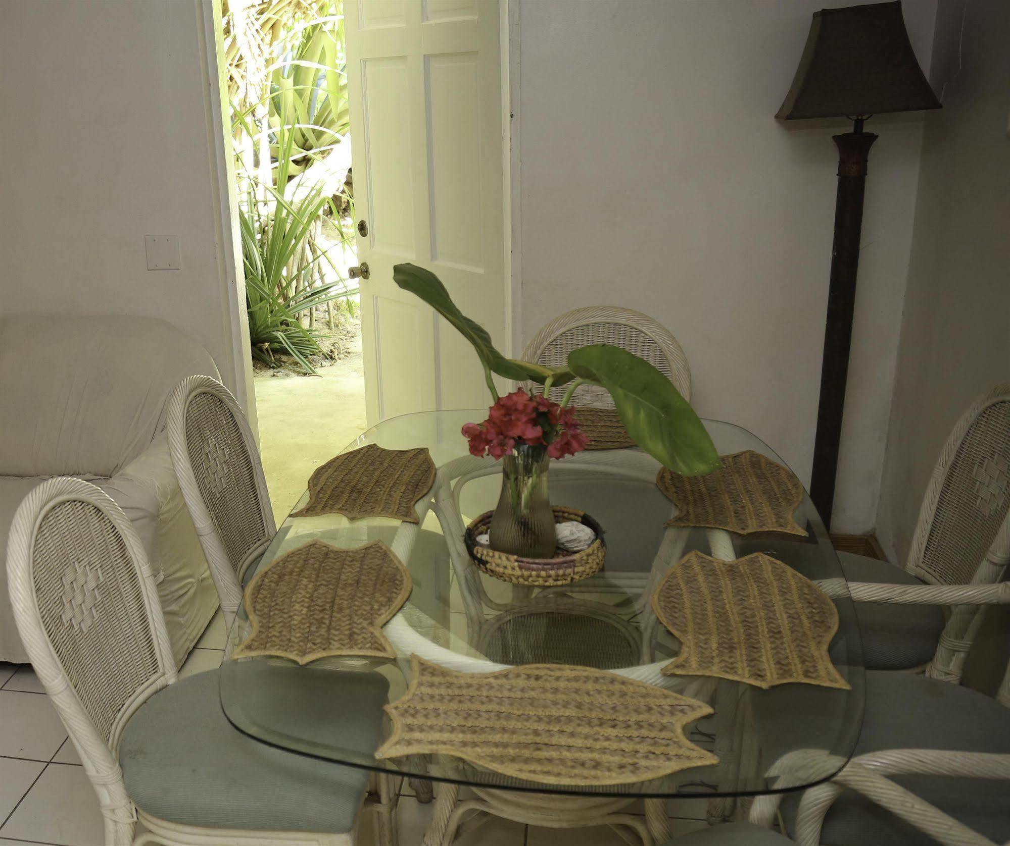 Tingum Village Hotel Dunmore Town Ngoại thất bức ảnh